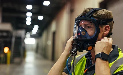 man wearing the the Sundström SR200 Full Face Mask Respirator