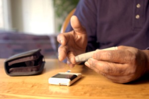 a diabetic tests his blood sugar level